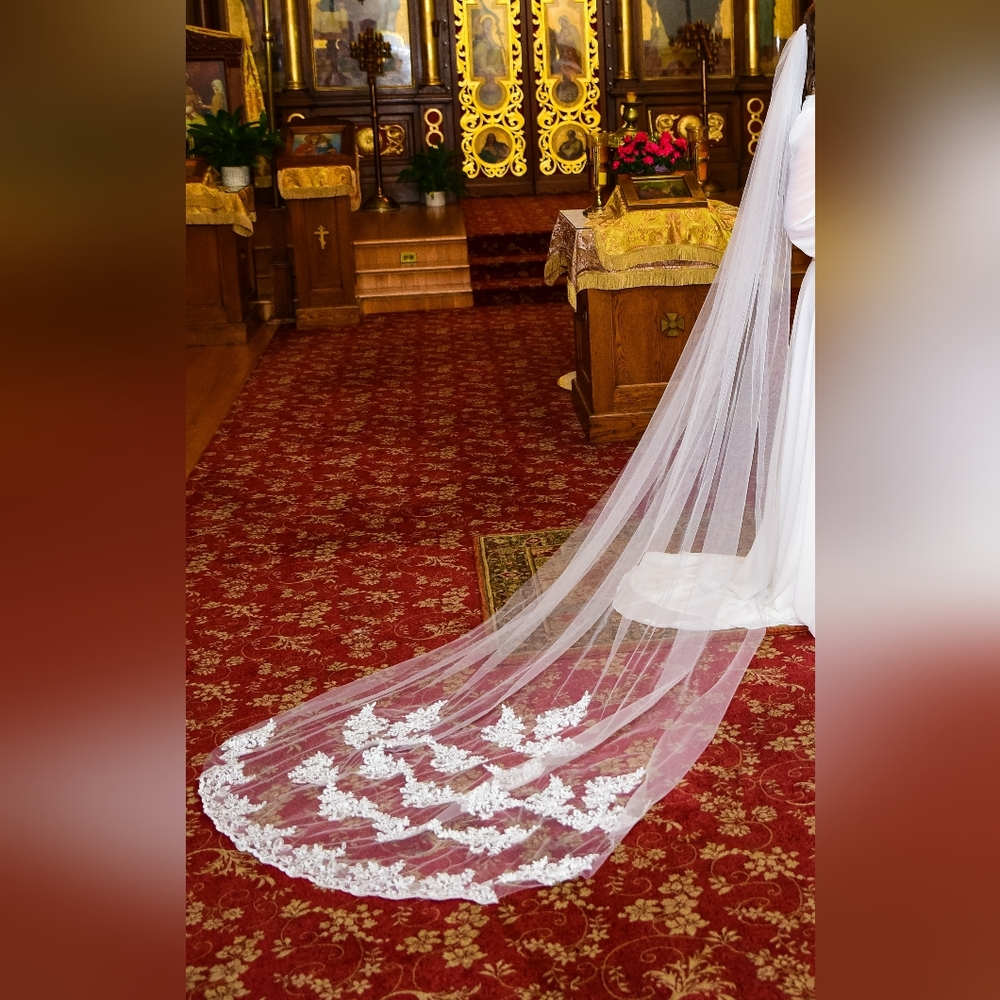Elegant White Lace Wedding Veil
